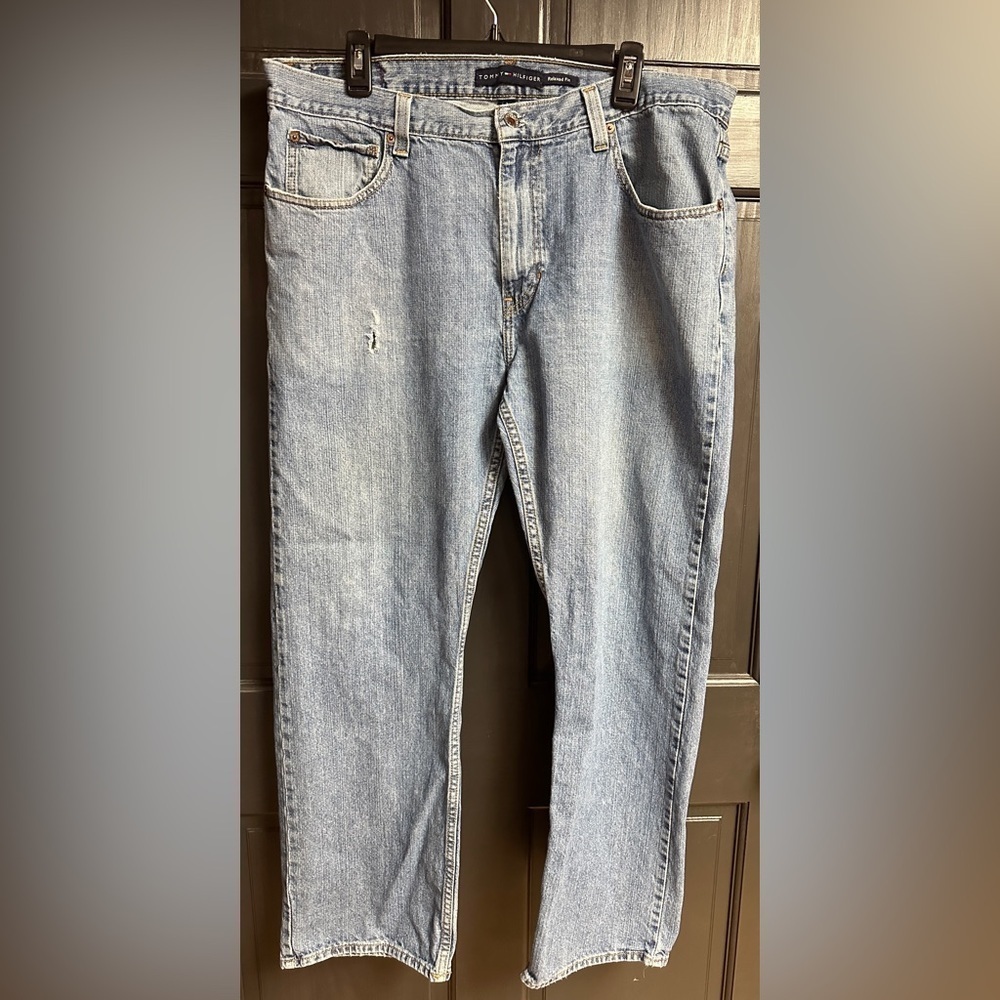 Tommy Hilfiger Men’s Relaxed Fit Medium Wash Distressed Jeans Size 36/30